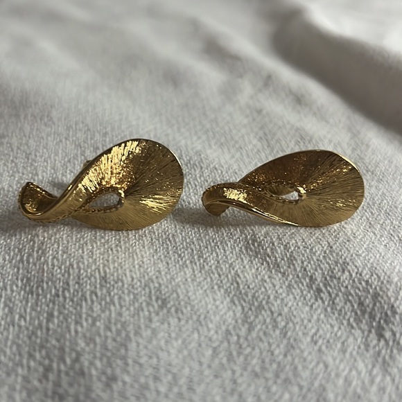 Vintage Monet gold toned clip earrings - Picture 4 of 4